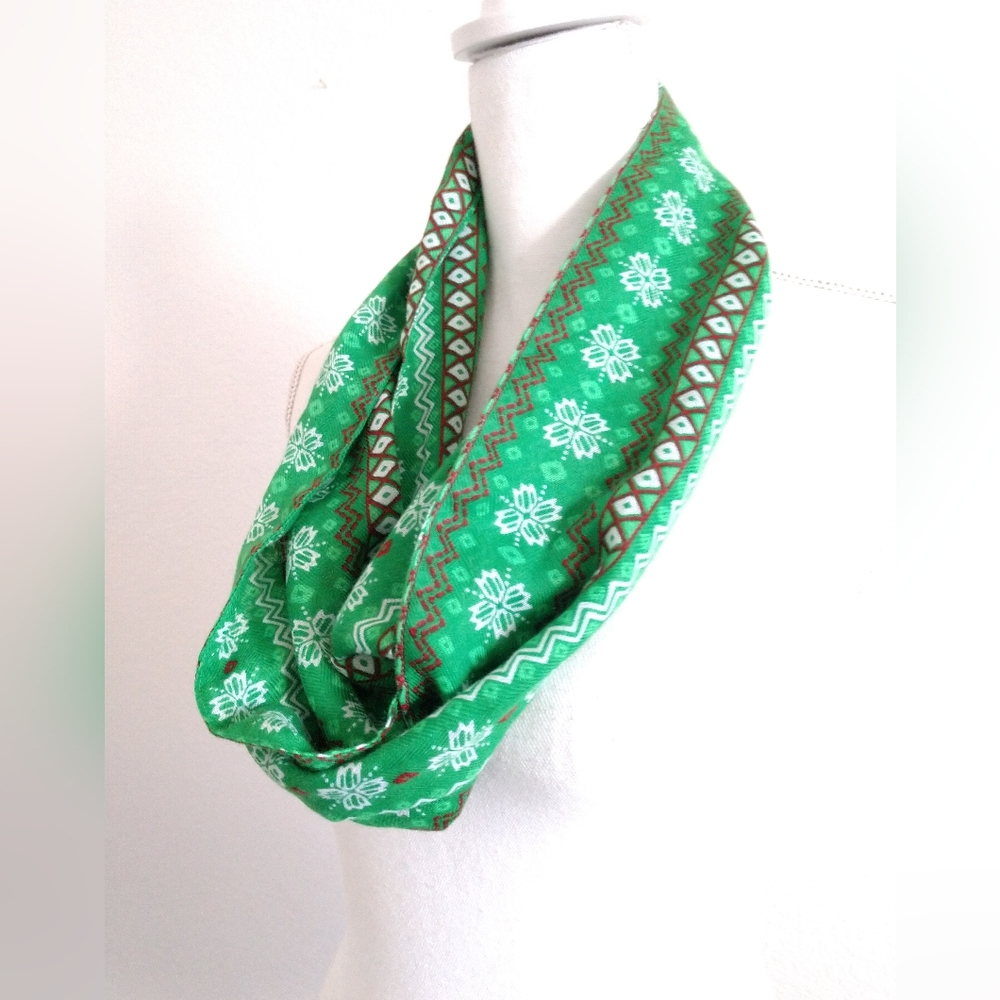 Christmas Infinity Scarf Circle Loop Fashion Scarf Green Red White